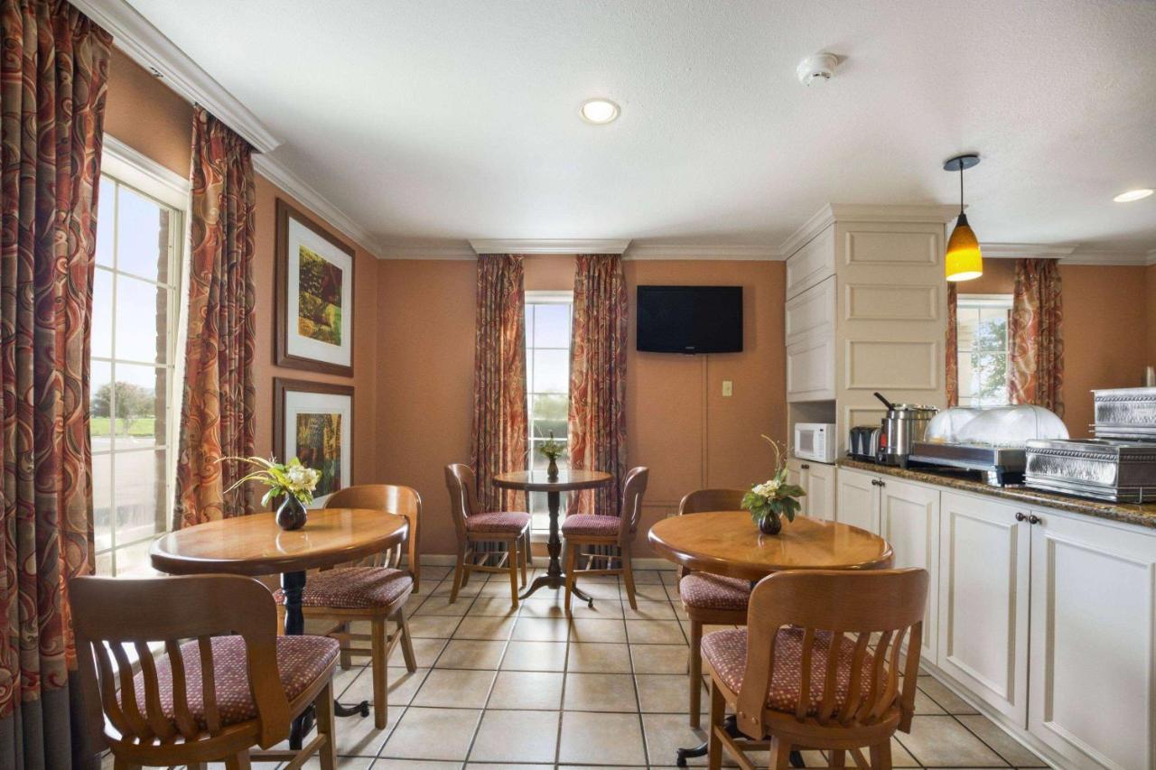 Baymont By Wyndham Beaumont Hotel Buitenkant foto
