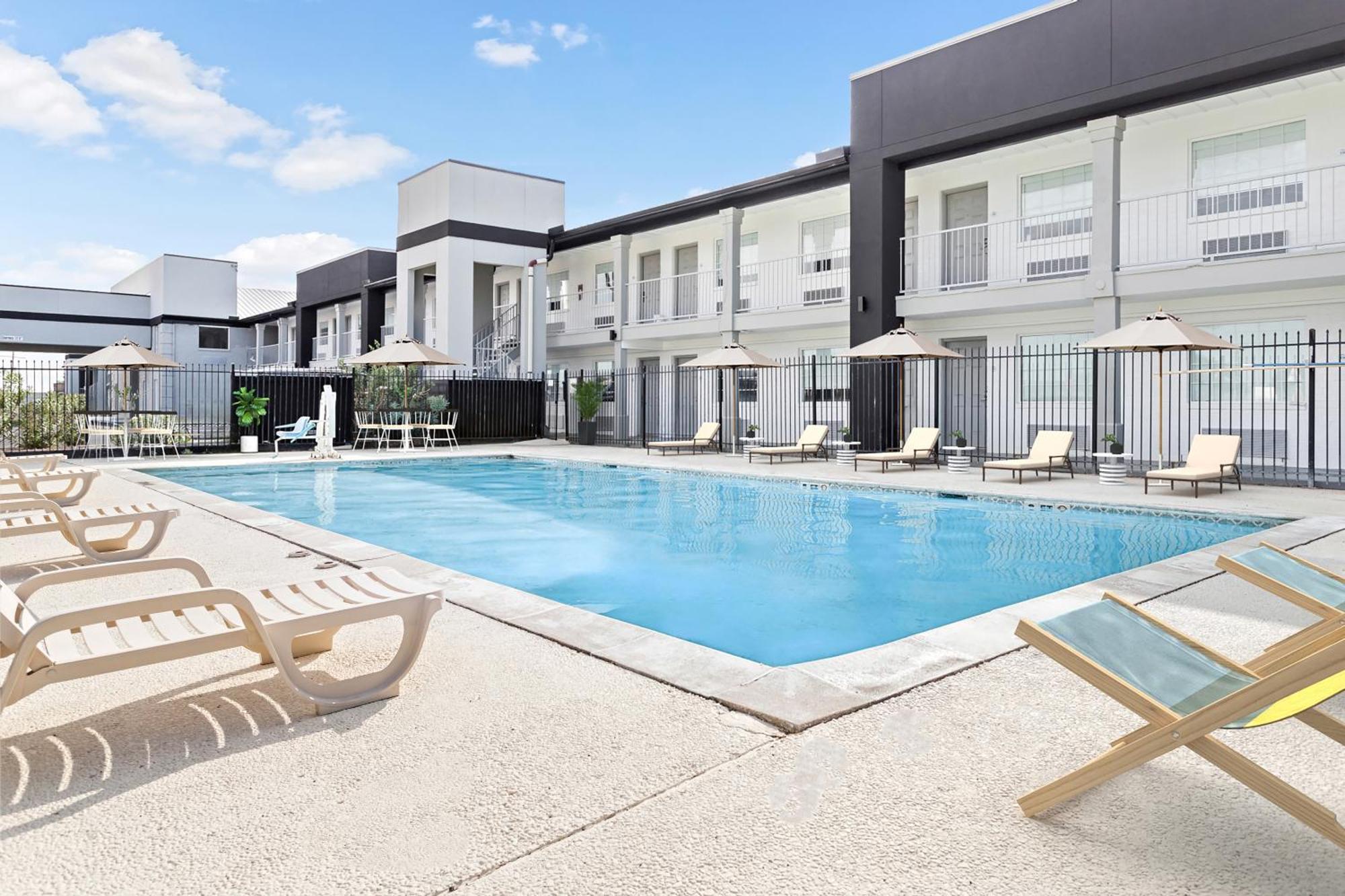 Baymont By Wyndham Beaumont Hotel Buitenkant foto