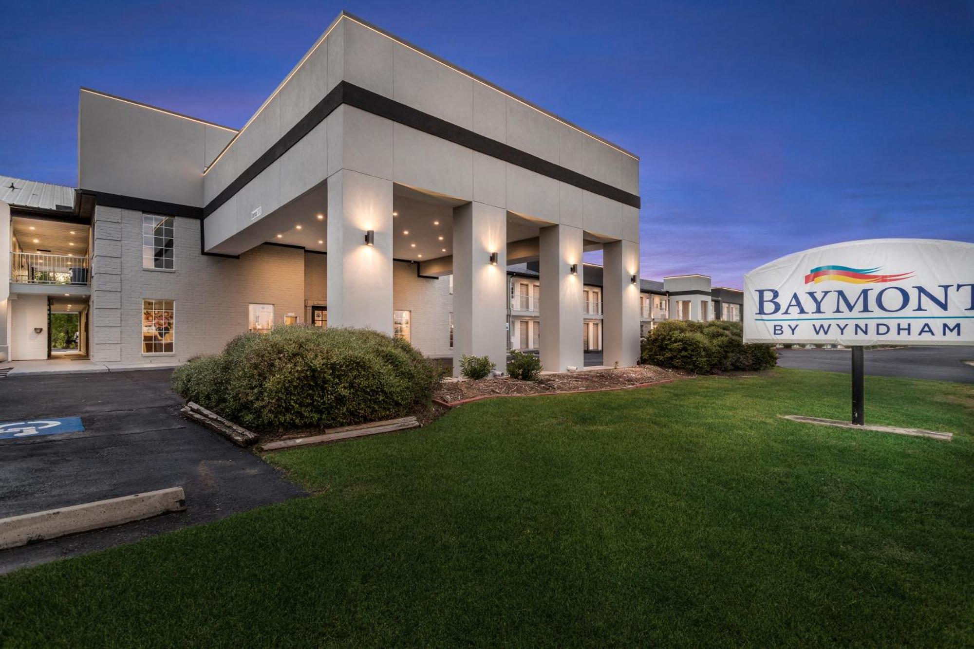 Baymont By Wyndham Beaumont Hotel Buitenkant foto