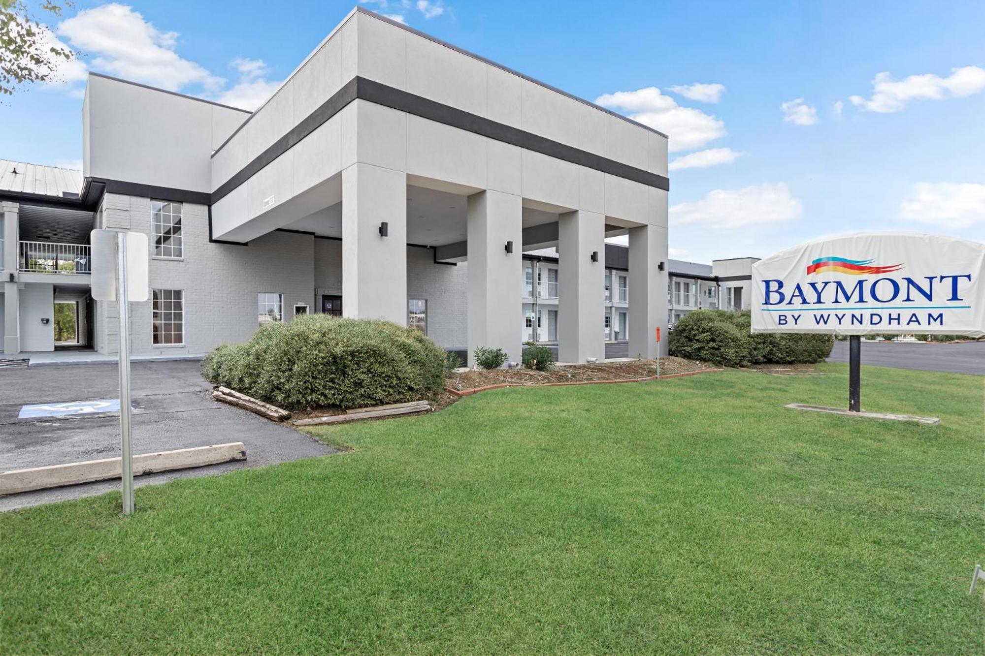 Baymont By Wyndham Beaumont Hotel Buitenkant foto